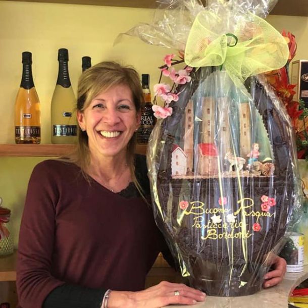 Uovo di Pasqua al cioccolato fondente Dolci pasticcini biscotti artigianali della pasticceria sita a Pavia senza lattosio biologico